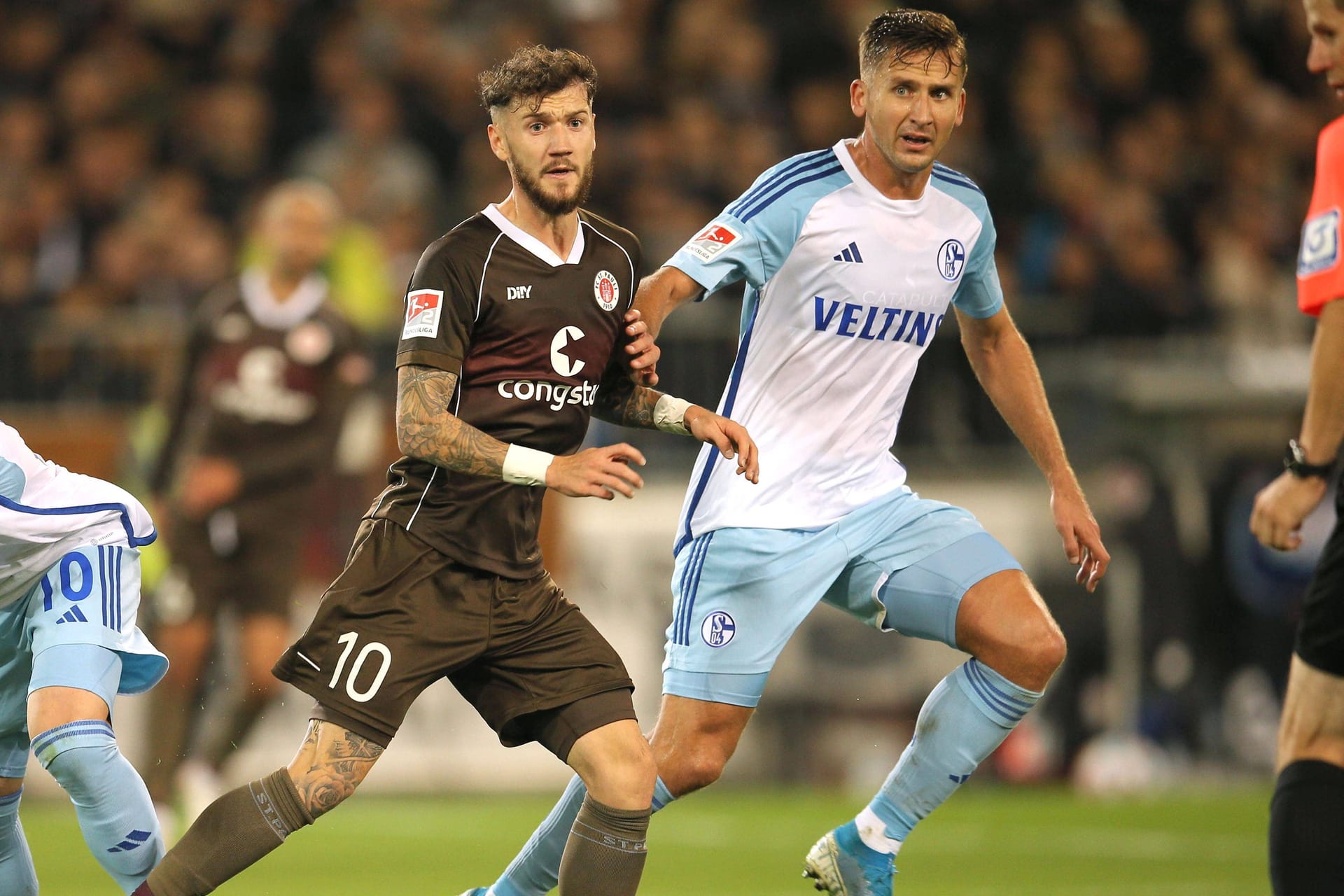 St. Paulis Marcel Hartel (l.) gegen Schalkes Paul Seguin (Archivbild): Vor dem Duell am Freitagabend sorgt ein Streik für Wirbel.