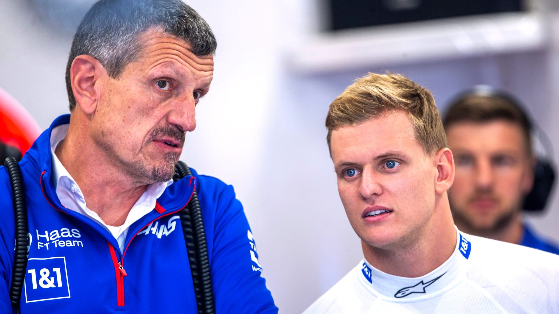 Günther Steiner (l.) im Gespräch mit Mick Schumacher im Spätsommer 2022.