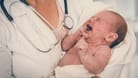 Ein Baby mit Masern (Symbolbild): Seit 2023 stellt das Landesamt für Gesundheit und Soziales (Lageso) wieder einen Anstieg der Maserninfektionen fest.