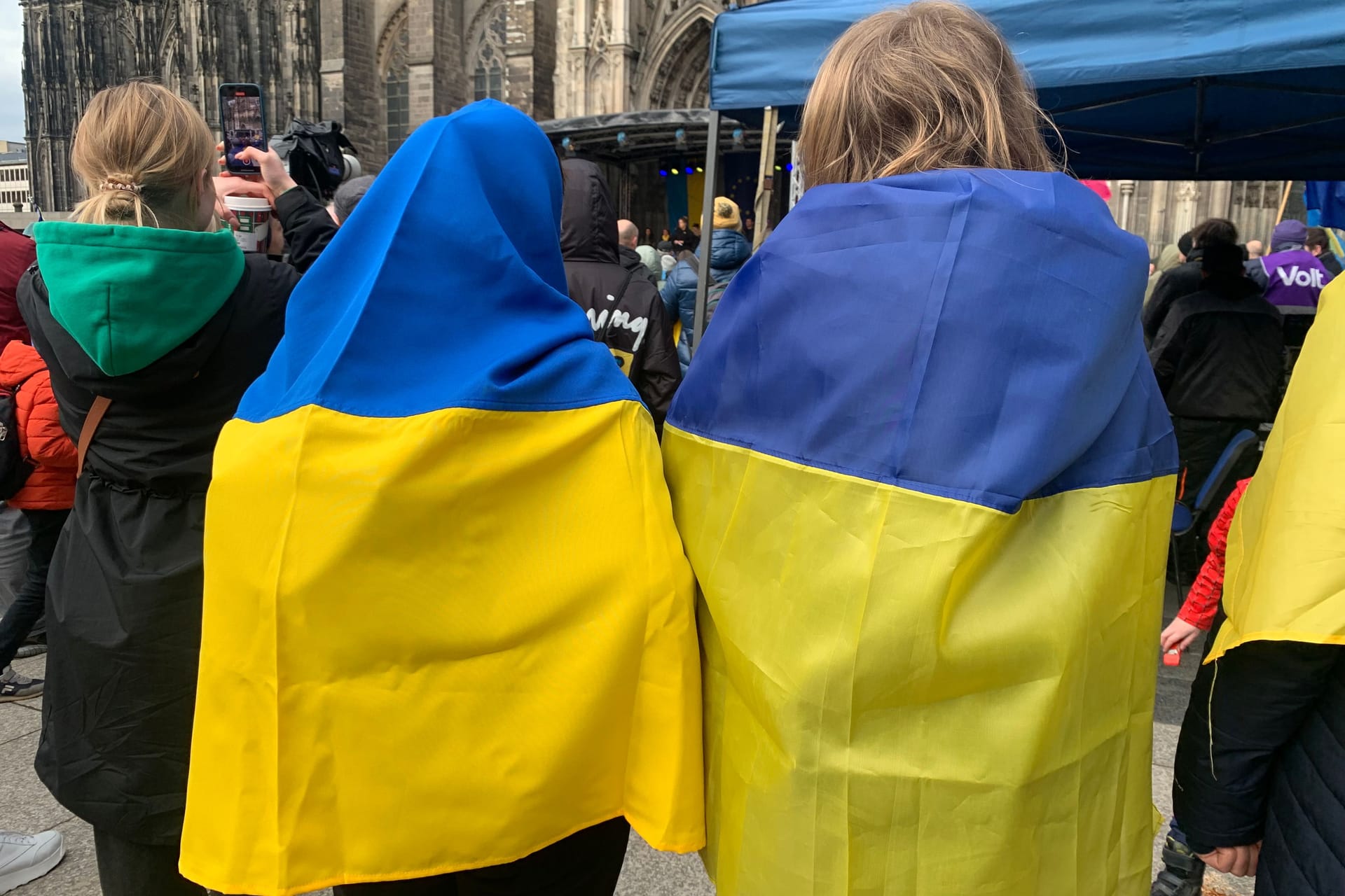 Zwei Teilnehmer der Friedenskundgebung am Samstagnachmittag. Die Standkundgebung wurde vom Verein "Blau-Gelbes Kreuz" initiiert.