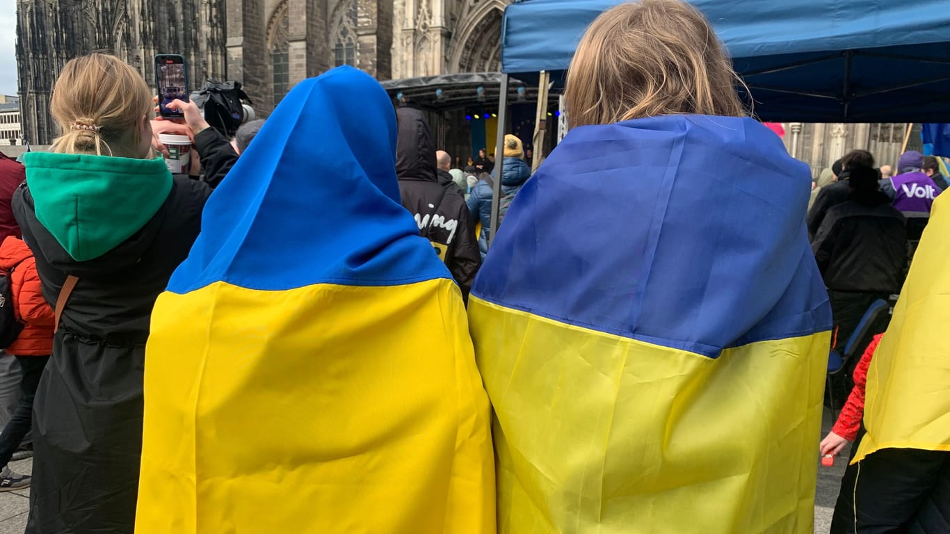Zwei Teilnehmer der Friedenskundgebung am Samstagnachmittag. Die Standkundgebung wurde vom Verein "Blau-Gelbes Kreuz" initiiert.