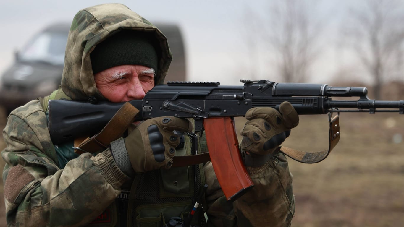 Alter russischer Soldat (Symbolbild): Laut dem britischen Verteidigungsministerium kommt die Erhöhung der Altersgrenze für Russlands Soldaten einer Verpflichtung auf Lebenszeit gleich.