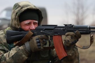 Alter russischer Soldat (Symbolbild): Laut dem britischen Verteidigungsministerium kommt die Erhöhung der Altersgrenze für Russlands Soldaten einer Verpflichtung auf Lebenszeit gleich.