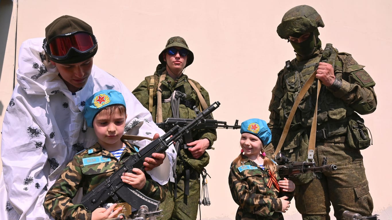 Russische Soldaten zeigen Kindern, wie man eine Waffe hält (Archivbild): In Tschetschenien sollen ausgewählte Kinder ein Training erhalten.