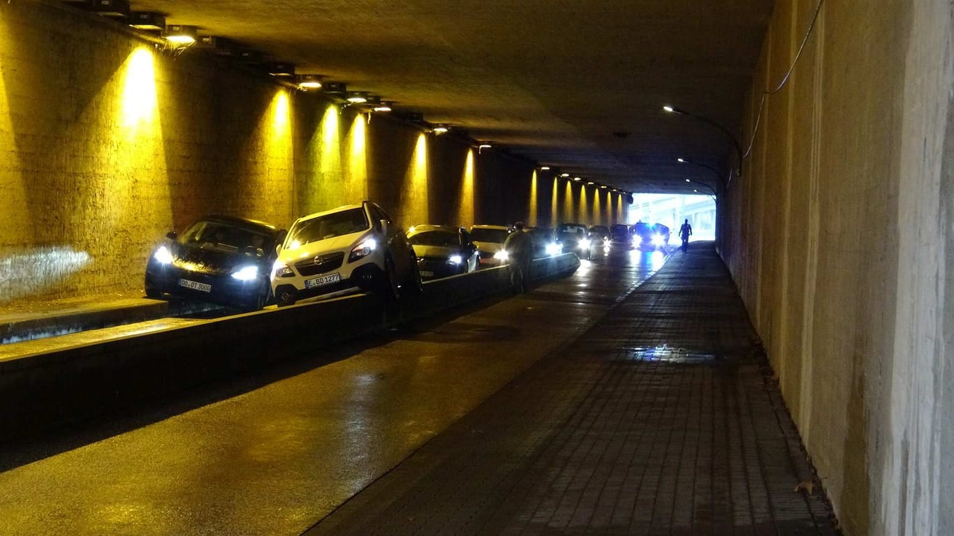 Im Tunnel auf der Adeystraße in Dortmund kam es am Donnerstag zu einem kuriosen Unfall.