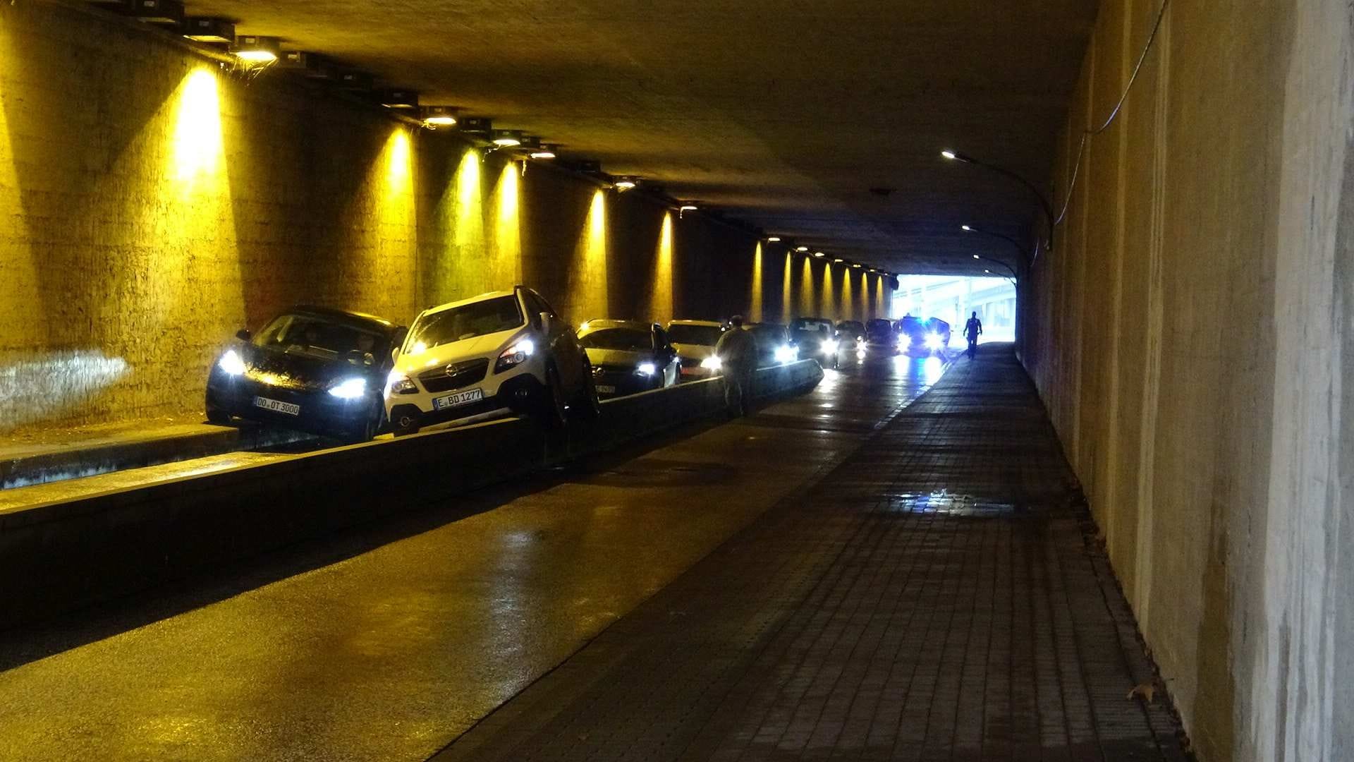 Im Tunnel auf der Adeystraße in Dortmund kam es am Donnerstag zu einem kuriosen Unfall. Im Tunnel auf der Adeystraße in Dortmund kam es am Donnerstag zu einem kuriosen Unfall.