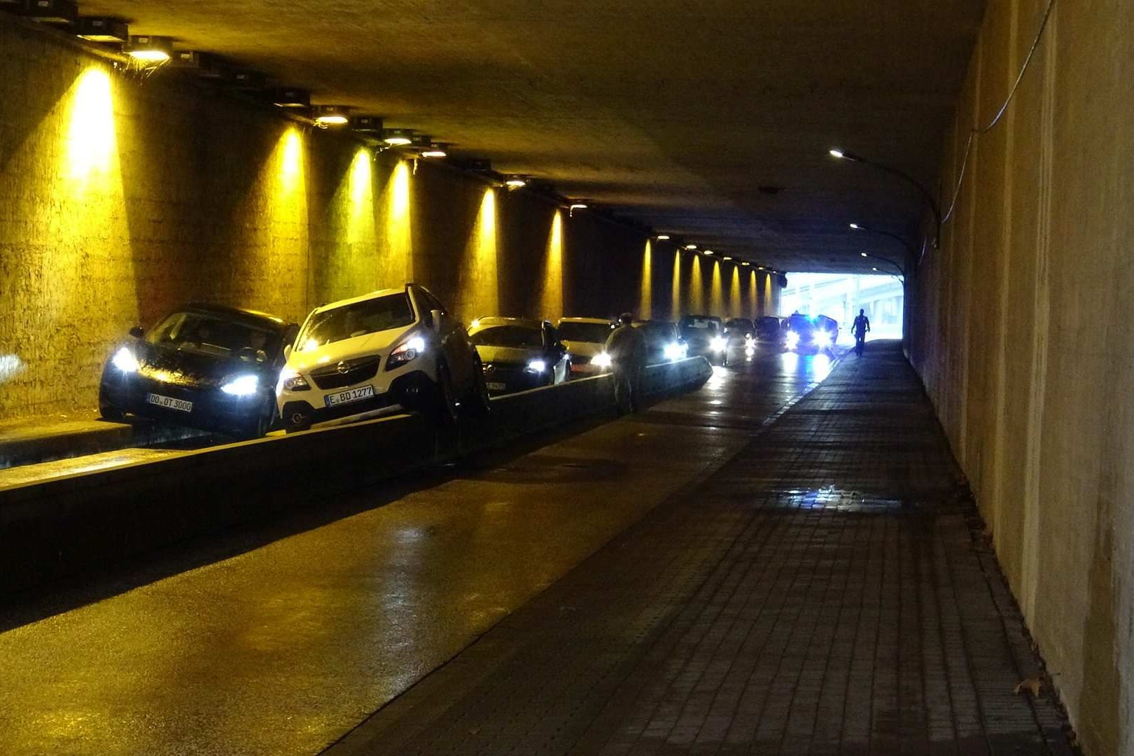 Im Tunnel auf der Adeystraße in Dortmund kam es am Donnerstag zu einem kuriosen Unfall.