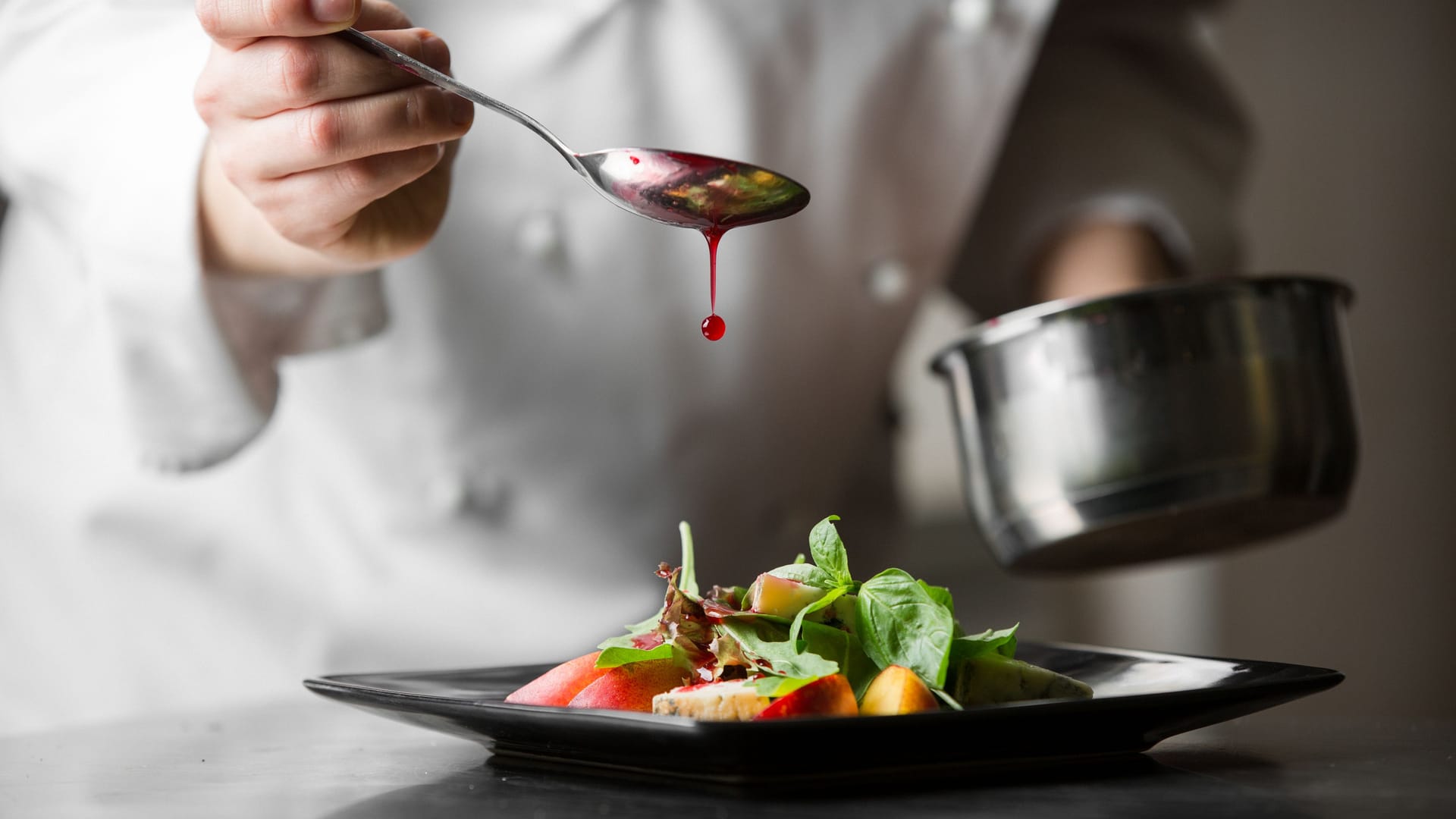 Ein Küchenchef verfeinert ein Gericht (Symbolbild): Im Restaurant Horváth in Berlin lässt man sich für ein Gericht besonders viel Zeit.