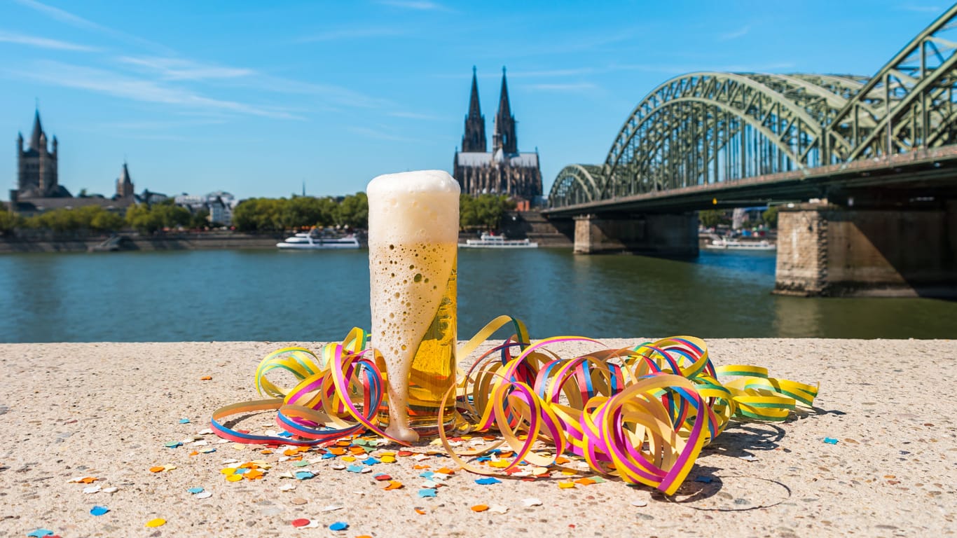 Kölsch und Konfetti stehen in Köln-Deutz parat (Symbolbild): Im Sommer wird im Kölner Jugendpark "Jeck im Sunnesching" gefeiert.