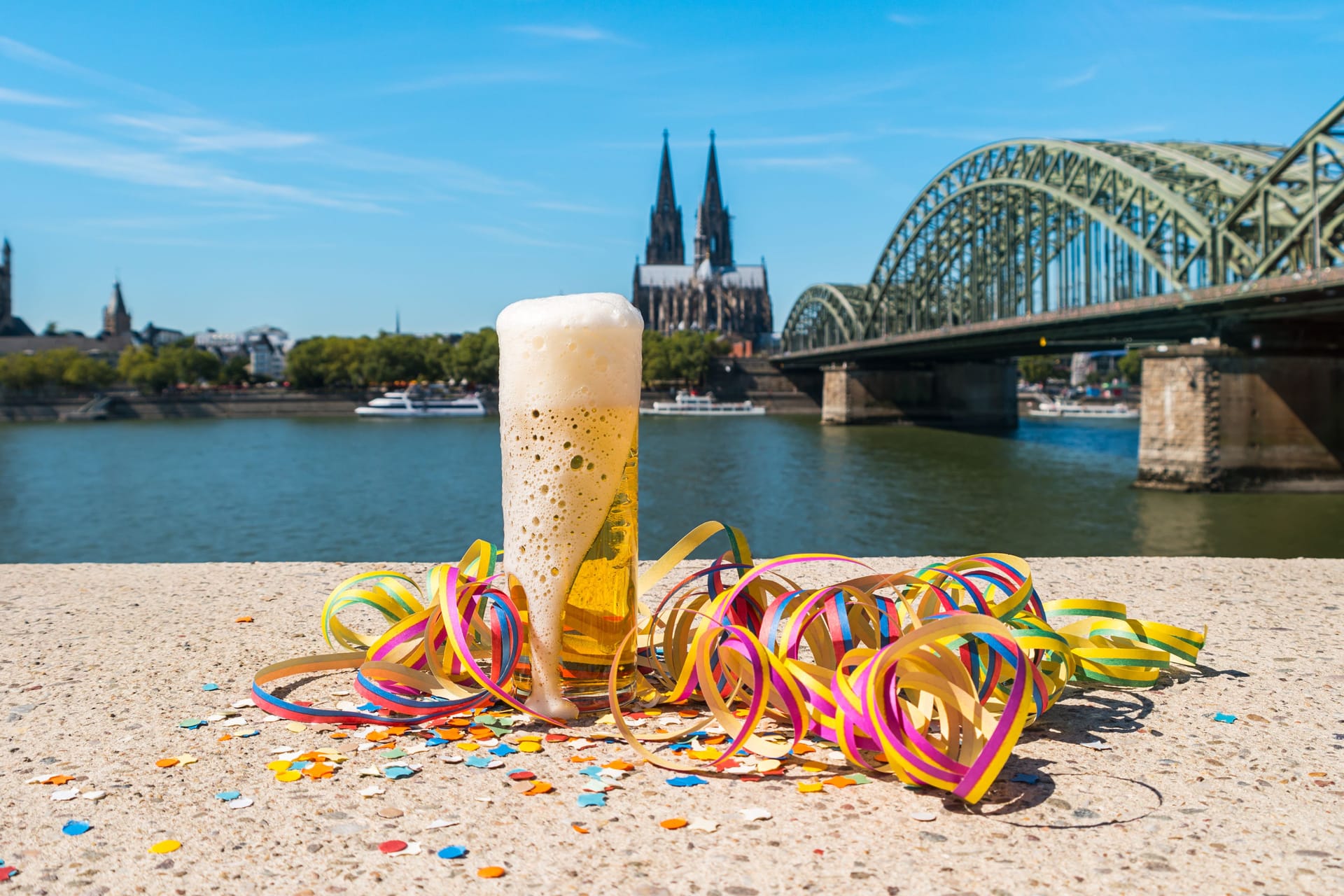 Kölsch und Konfetti stehen in Köln-Deutz parat (Symbolbild): Im Sommer wird im Kölner Jugendpark "Jeck im Sunnesching" gefeiert.