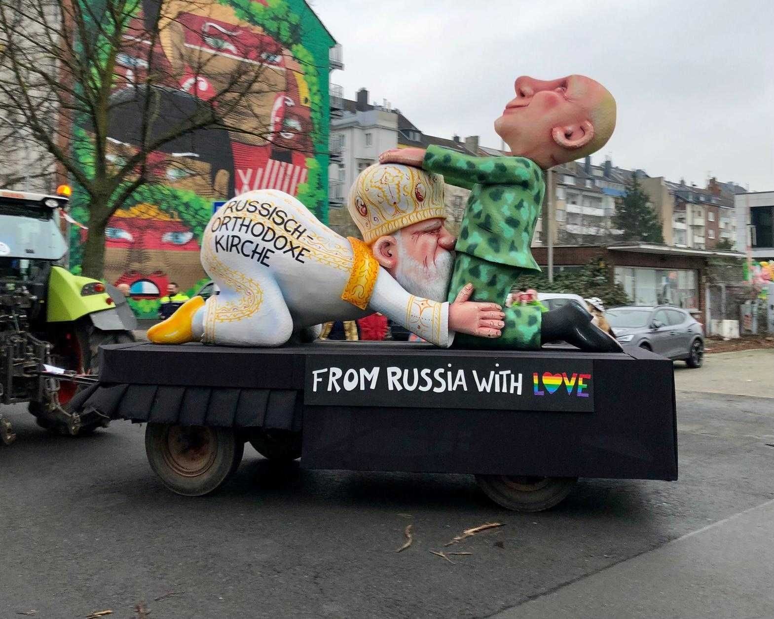 "From Russia with love": Ein Mottowagen zum russischen Präsidenten Putin und der russisch-orthodoxen Kirche. Wie das wohl in Russland aufgenommen wird? "From Russia with love": Ein Mottowagen zum russischen Präsidenten Putin und der russisch-orthodoxen Kirche. Wie das wohl in Russland aufgenommen wird?