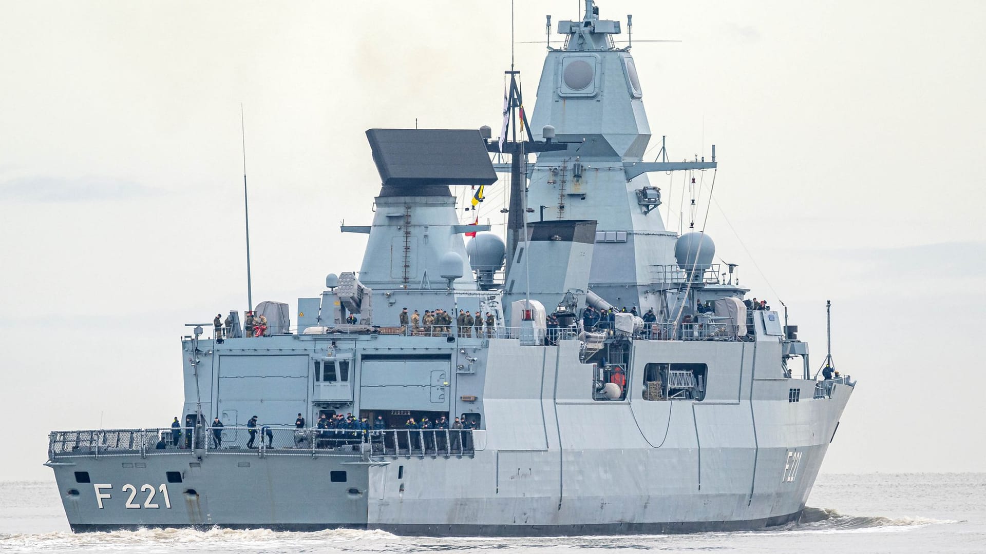 Die Fregatte "Hessen" läuft aus dem Hafen aus: Das Schiff der Bundeswehr bricht von Wilhelmshaven aus in See, um sich im Roten Meer am Schutz von Handelsschiffen gegen Angriffe der vom Iran unterstützten Huthi-Miliz zu beteiligen.