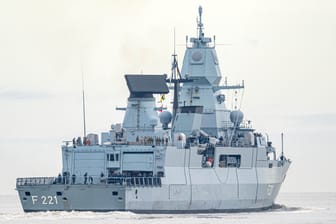 Die Fregatte "Hessen" läuft aus dem Hafen aus: Das Schiff der Bundeswehr bricht von Wilhelmshaven aus in See, um sich im Roten Meer am Schutz von Handelsschiffen gegen Angriffe der vom Iran unterstützten Huthi-Miliz zu beteiligen.