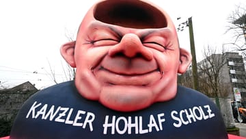 Düsseldorf: Ein Mottowagen mit dem Bundeskanzler und der Aufschrift "Kanzler Hohlaf Scholz" wird zum Rosenmontagszug gefahren.