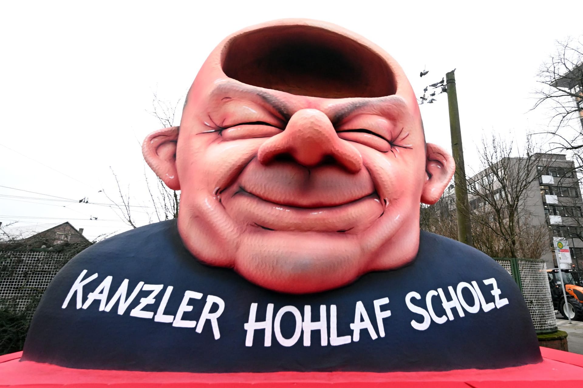 Düsseldorf: Ein Mottowagen mit dem Bundeskanzler und der Aufschrift "Kanzler Hohlaf Scholz" wird zum Rosenmontagszug gefahren. Düsseldorf: Ein Mottowagen mit dem Bundeskanzler und der Aufschrift "Kanzler Hohlaf Scholz" wird zum Rosenmontagszug gefahren.