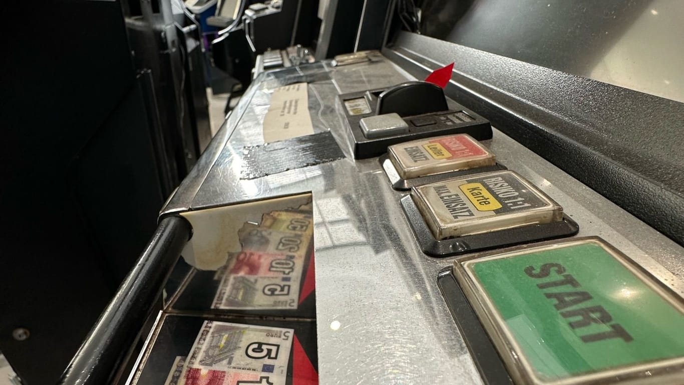 Stadt Frankfurt konfisziert illegale Glücksspielautomaten. Nun stehen sie bereit, um vernichtet zu werden.