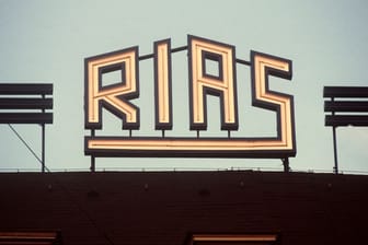 RIAS Berlin: Das Logo des Senders auf dem Dach des Rundfunkhauses im Stadtteil Schöneberg.