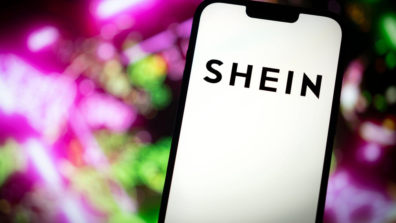 Logo von Shein: Das Unternehmen fliegt laut Branchenexperten tausende Tonnen Ware täglich aus.
