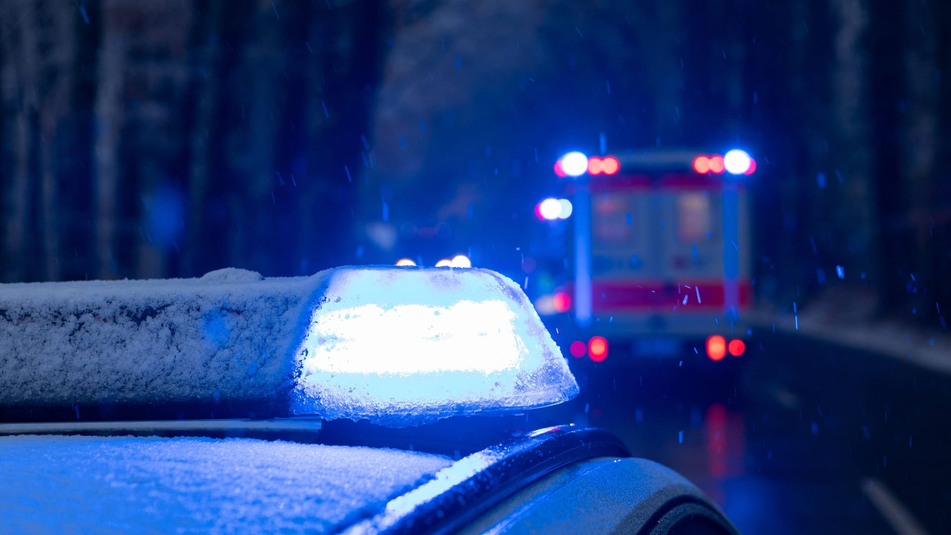 Rettungseinsatz in Niedersachsen (Symbolfoto): Dort ist am Dienstag ein Biker ums Leben gekommen.