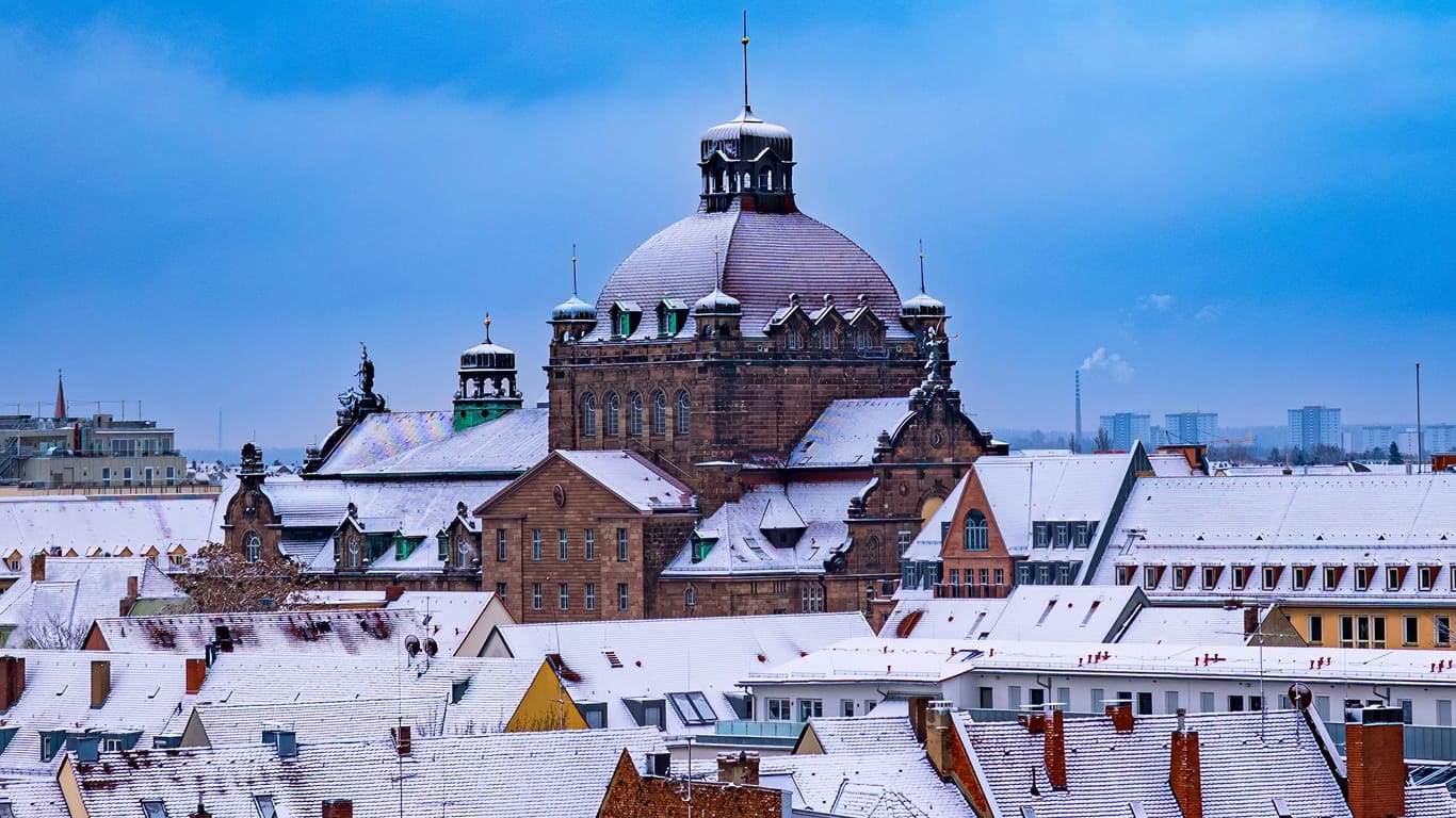 Opernhaus Nürnberg an einem Wintertag mit Neuschnee auf den Dächern (Archivbild): Solche Bilder werden selten.