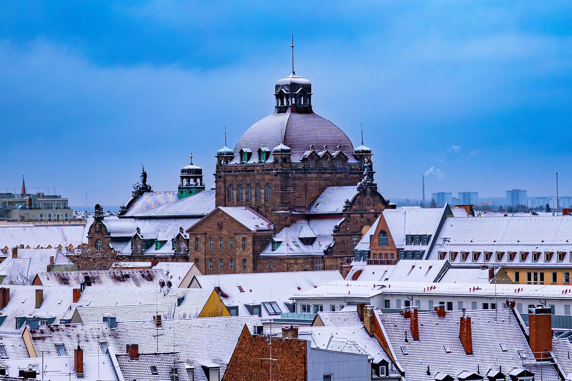 Opernhaus Nürnberg an einem Wintertag mit Neuschnee auf den Dächern (Archivbild): Solche Bilder werden selten.