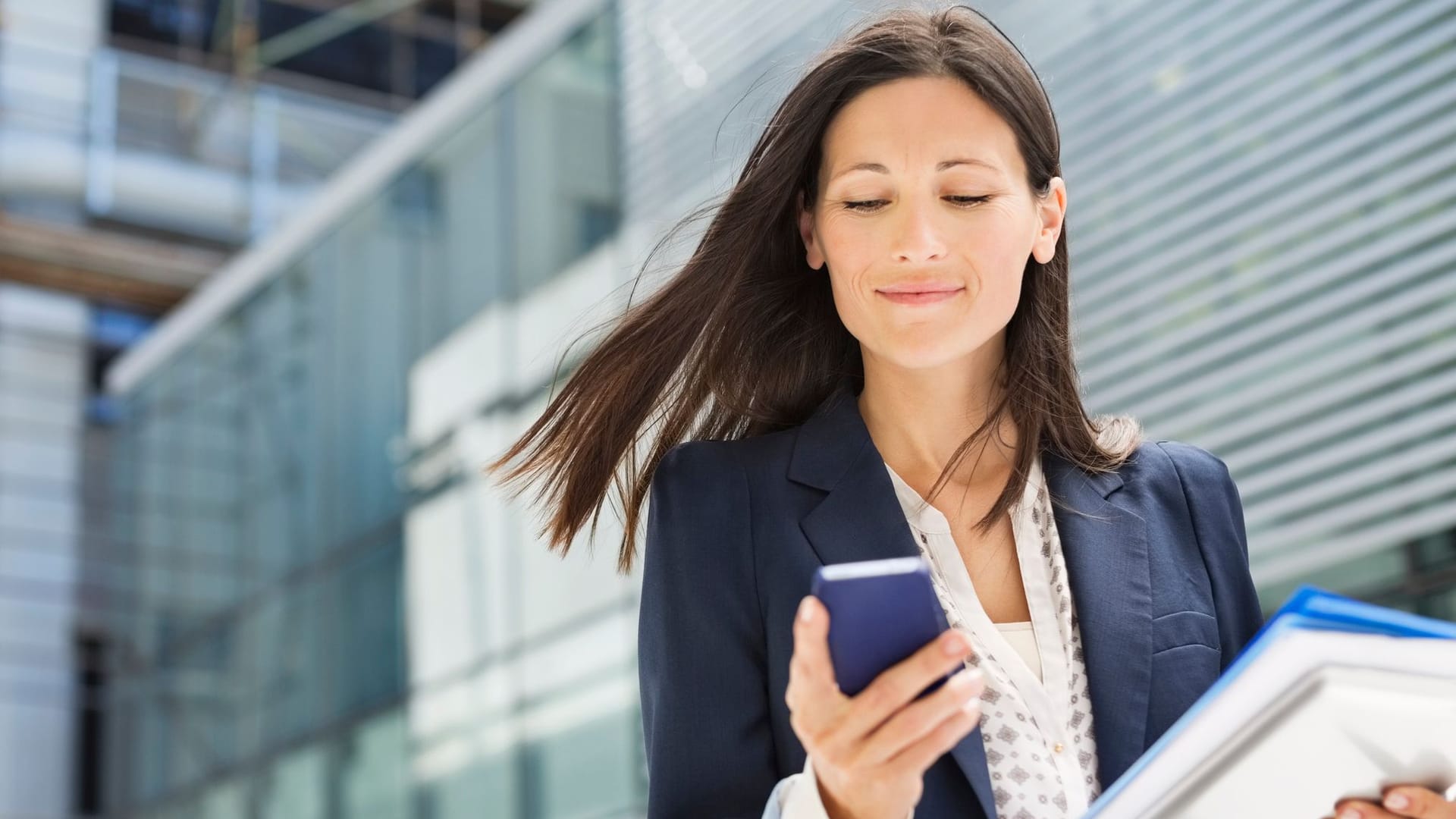 Frau schaut auf Ihr Handy