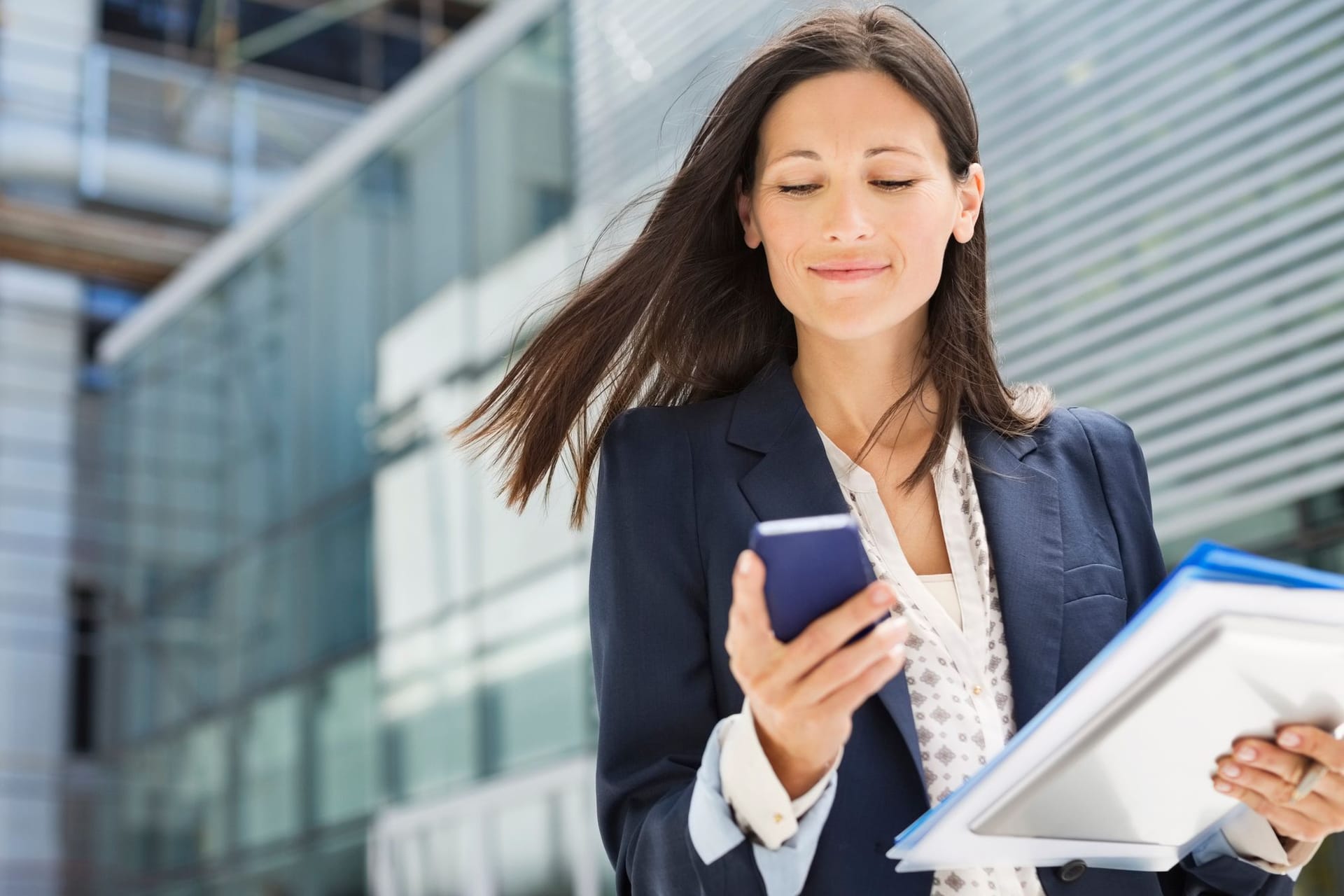 Frau schaut auf Ihr Handy