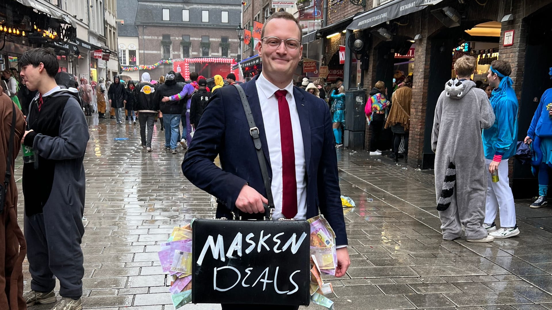 Helau: Mirco Budde, verkleidet als Jens Spahn, auf der Bolkerstraße in der Düsseldorfer Altstadt.