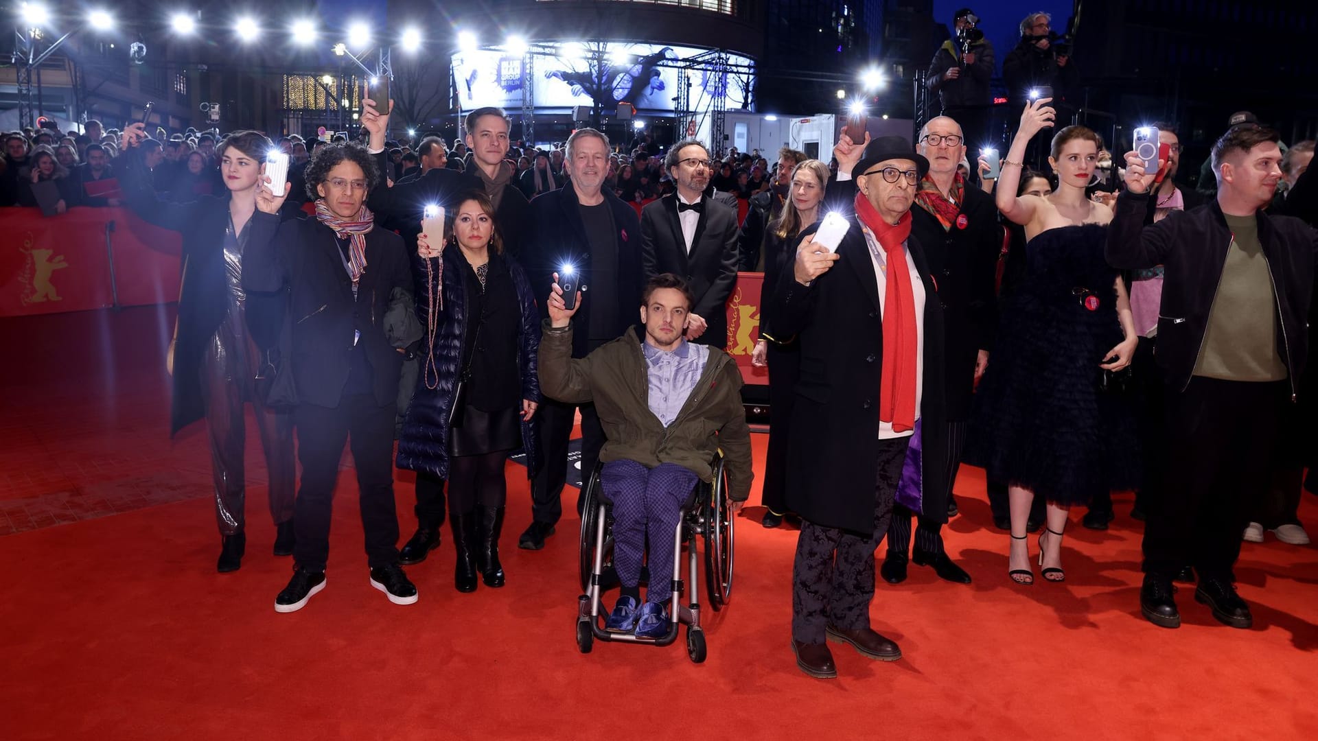 Filmschaffende demonstrieren am Eröffnungsabend der Berlinale mit einer Lichterkette für die Demokratie.