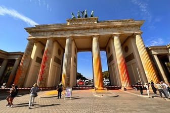 Das besprühte Brandenburger Tor (Archivbild): In Berlin stehen zwei Klimaaktivisten vor Gericht.