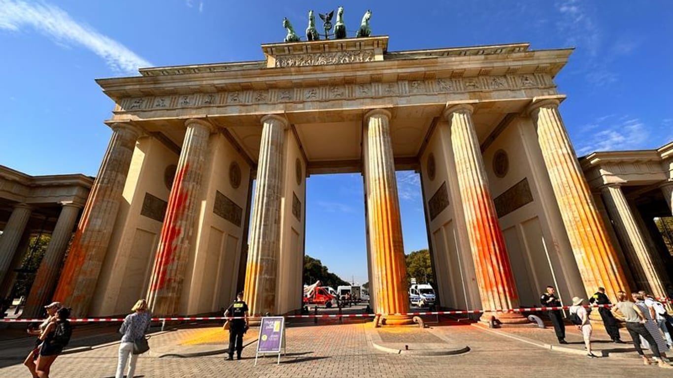 Das besprühte Brandenburger Tor (Archivbild): In Berlin stehen zwei Klimaaktivisten vor Gericht.