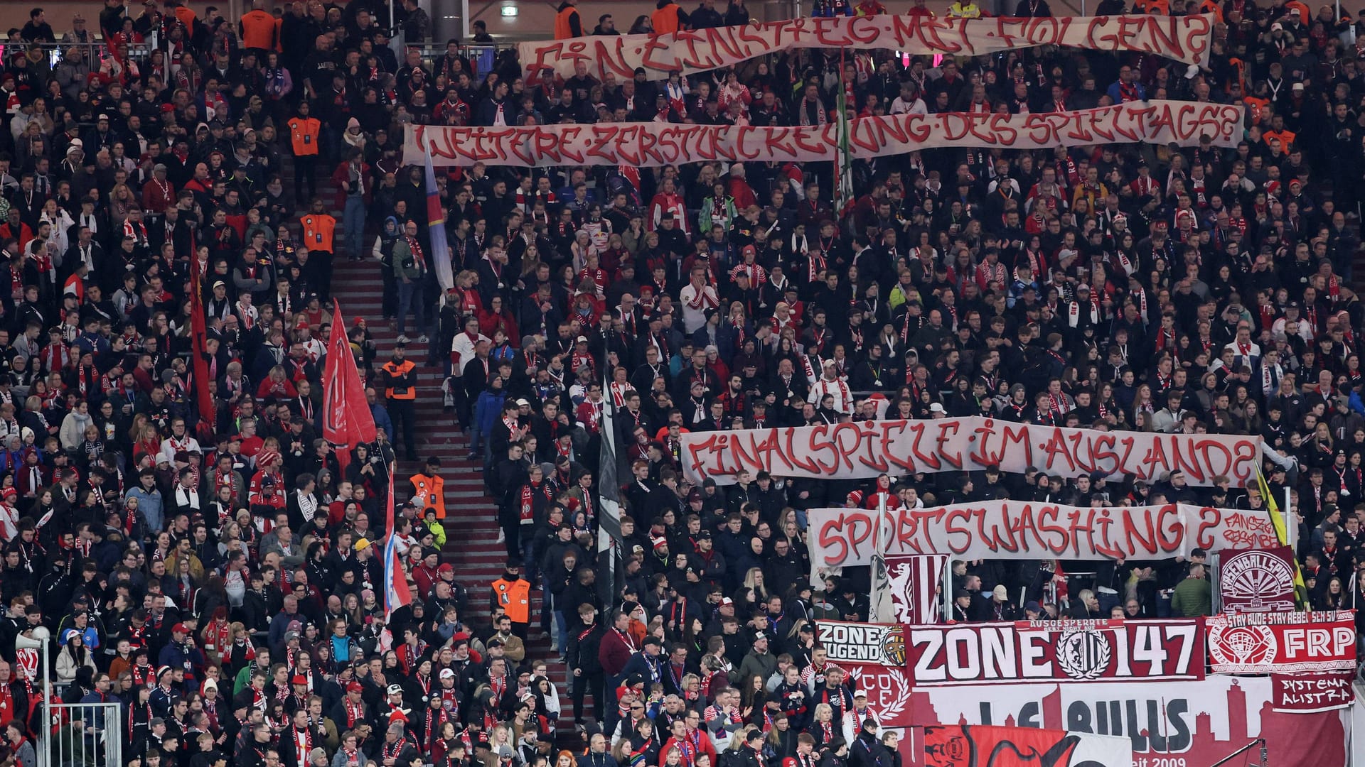 Protestbanner: Mit den Aktionen gegen die DFL-Investorenpläne hatte die Stille im Leipziger Stadion nichts zu tun.