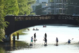 Paddler auf dem Osterbekkanal (Symbolbild): Bäume und Wasser sind zentrale Faktoren für das Hamburger Stadtklima.