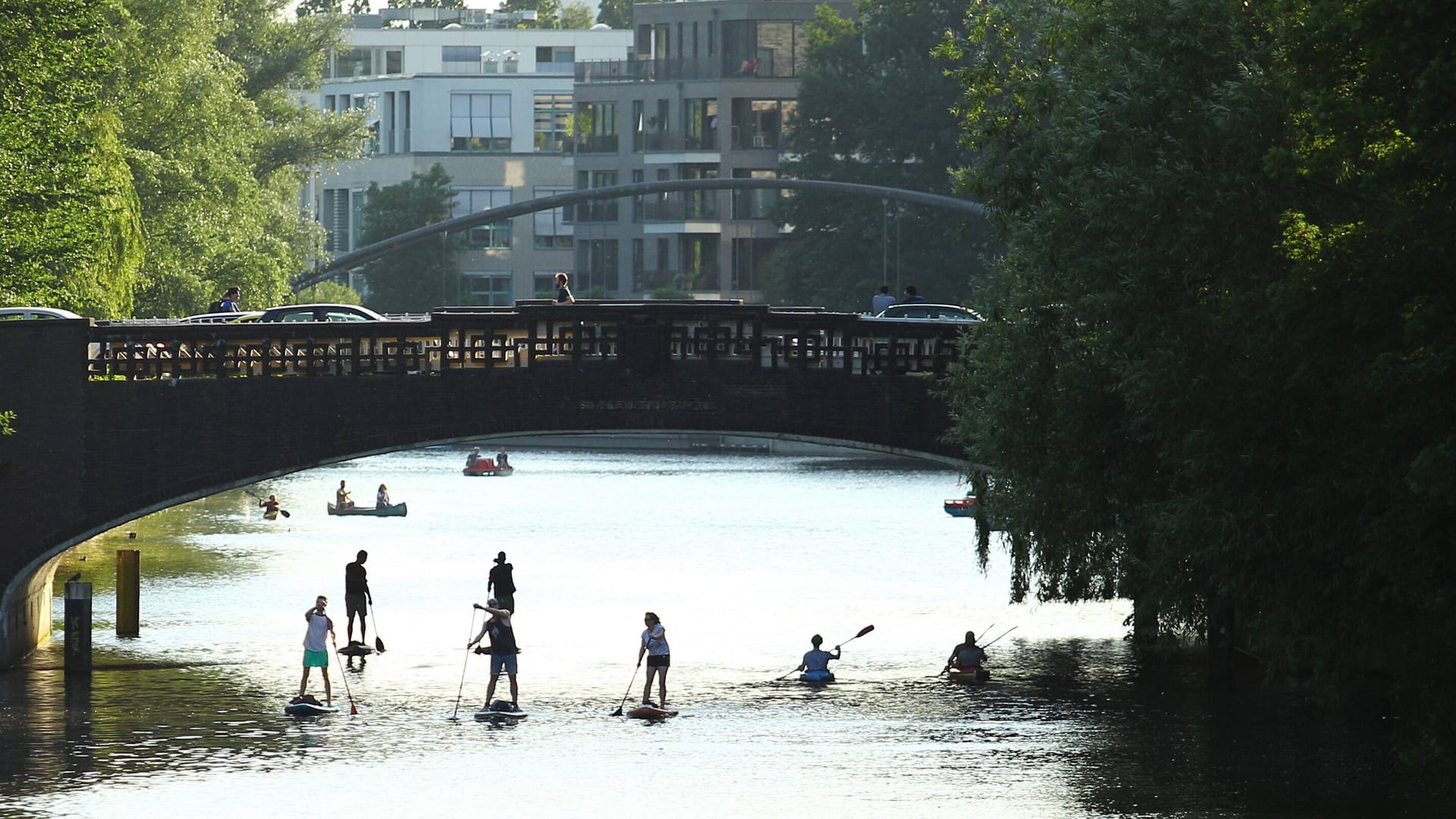 Paddler auf dem Osterbekkanal (Symbolbild): Bäume und Wasser sind zentrale Faktoren für das Hamburger Stadtklima. Paddler auf dem Osterbekkanal (Symbolbild): Bäume und Wasser sind zentrale Faktoren für das Hamburger Stadtklima.