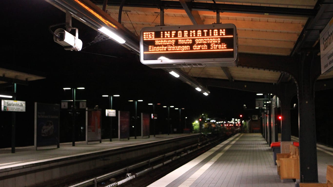Eine Hinweistafel am Bahnsteig weist auf den Streik hin (Archivbild): Die Hochbahn kann Fahrgästen am Freitag kein Angebot zur Verfügung stellen.