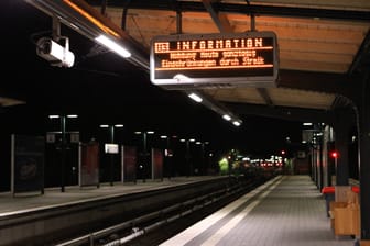 Eine Hinweistafel am Bahnsteig weist auf den Streik hin (Archivbild): Die Hochbahn kann Fahrgästen am Freitag kein Angebot zur Verfügung stellen.