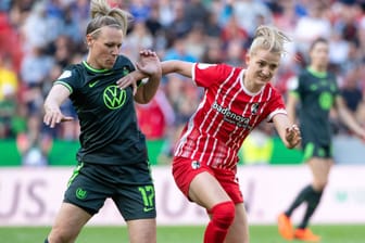 Kim Fellhauer (r.) im DFB-Pokalfinale 2023: Die Freiburgerin beendet ihre Laufbahn.