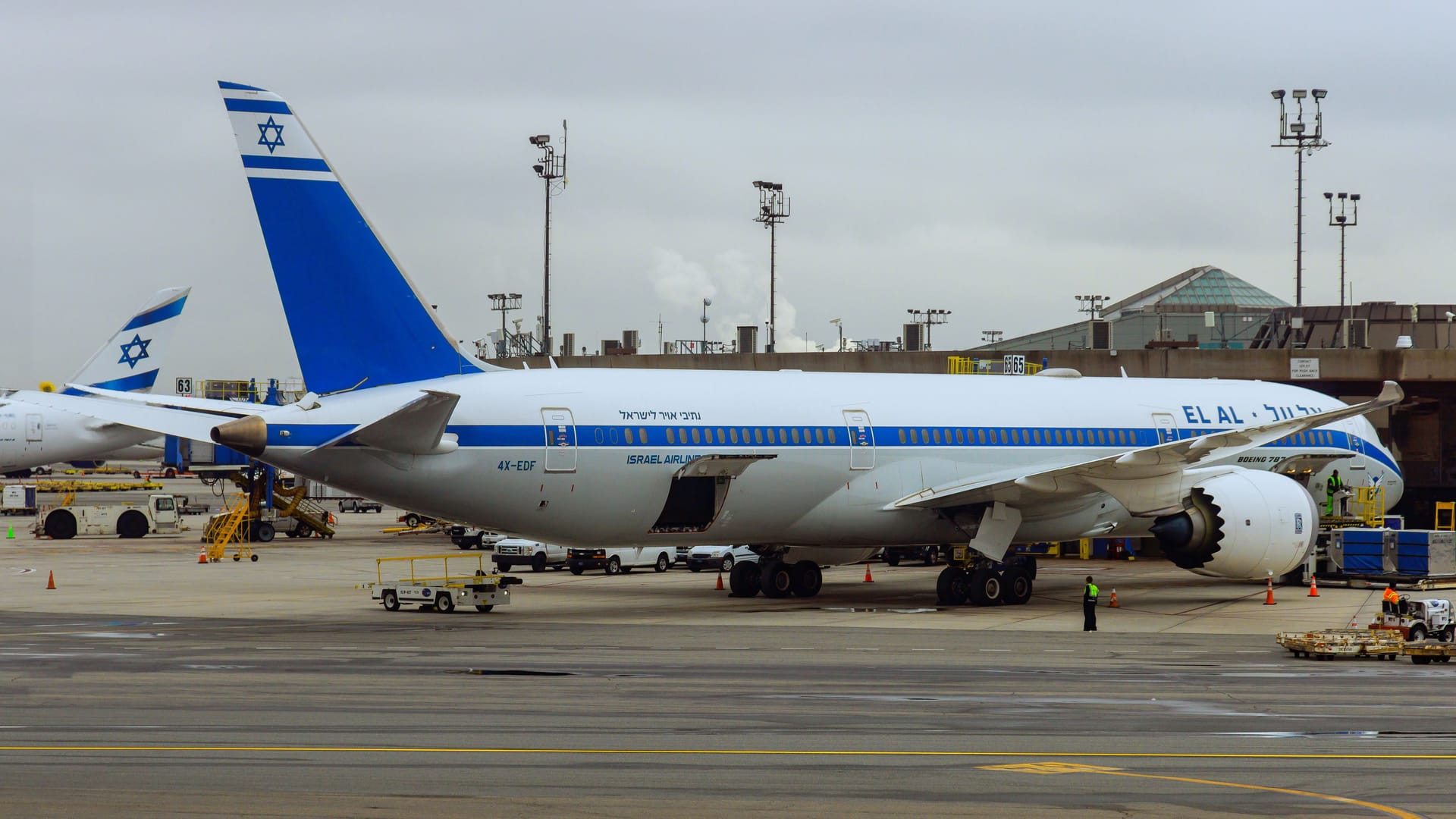 Ein Flugzeug der israelischen Airline El AI (Archivbild): Falsche Lotsen hatten zuletzt versucht, in die Navigation eines Fluges einzugreifen.