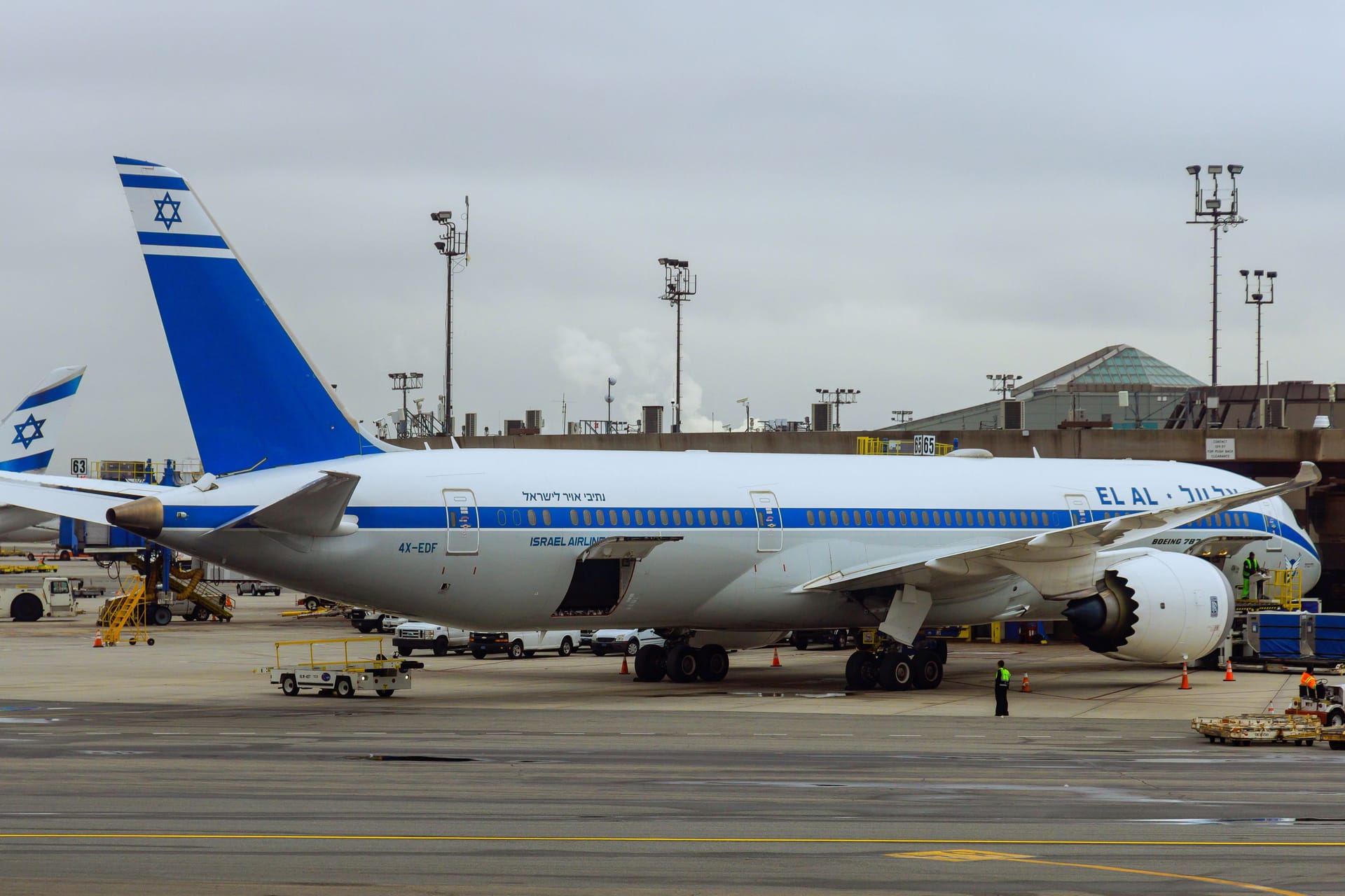 Ein Flugzeug der israelischen Airline El AI (Archivbild): Falsche Lotsen hatten zuletzt versucht, in die Navigation eines Fluges einzugreifen.