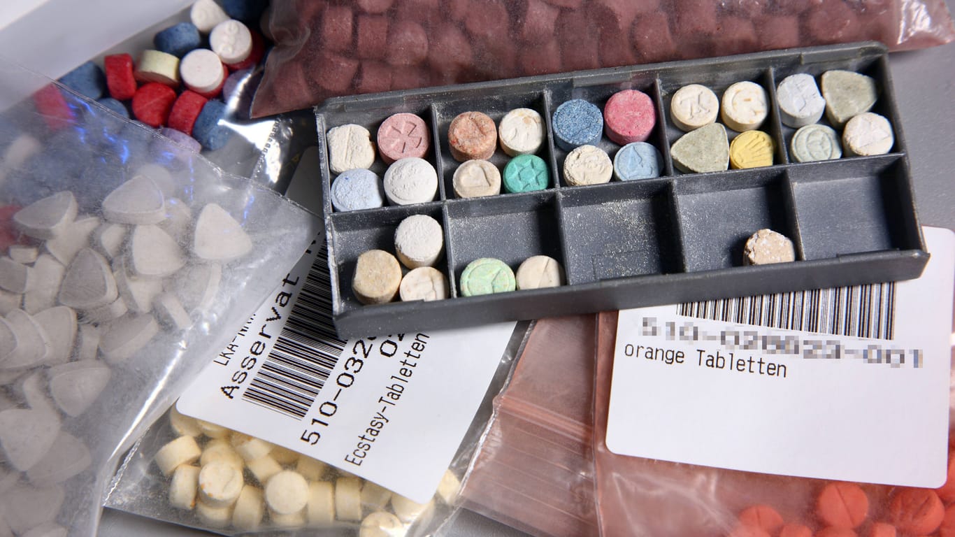 Die Polizei in Bayern hat zahlreiche Drogen beschlagnahmt: darunter Amphetamin, Haschisch, Kokain und Ecstasy.