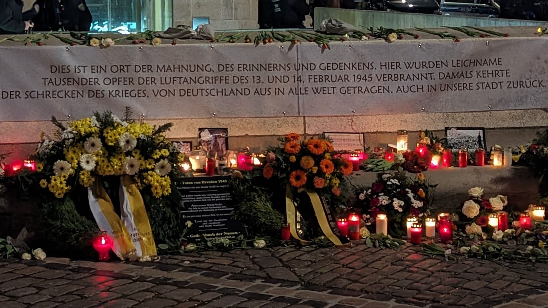 In den vergangenen Wochen hatte der Gedenkort auf dem Altmarkt eine Debatte entfacht: Die Stadt hatte die Gedenkinschrift entfernt.