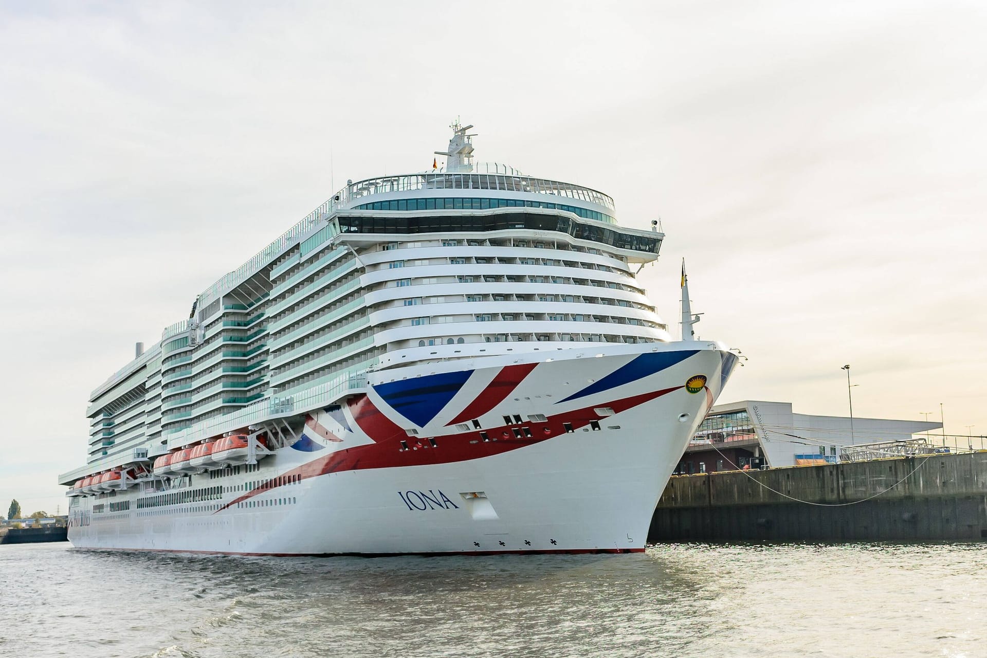 Kreuzfahrtschiff "Iona" in Hamburg (Archivbild): Ein geplanter Besuch wurde abgesagt.