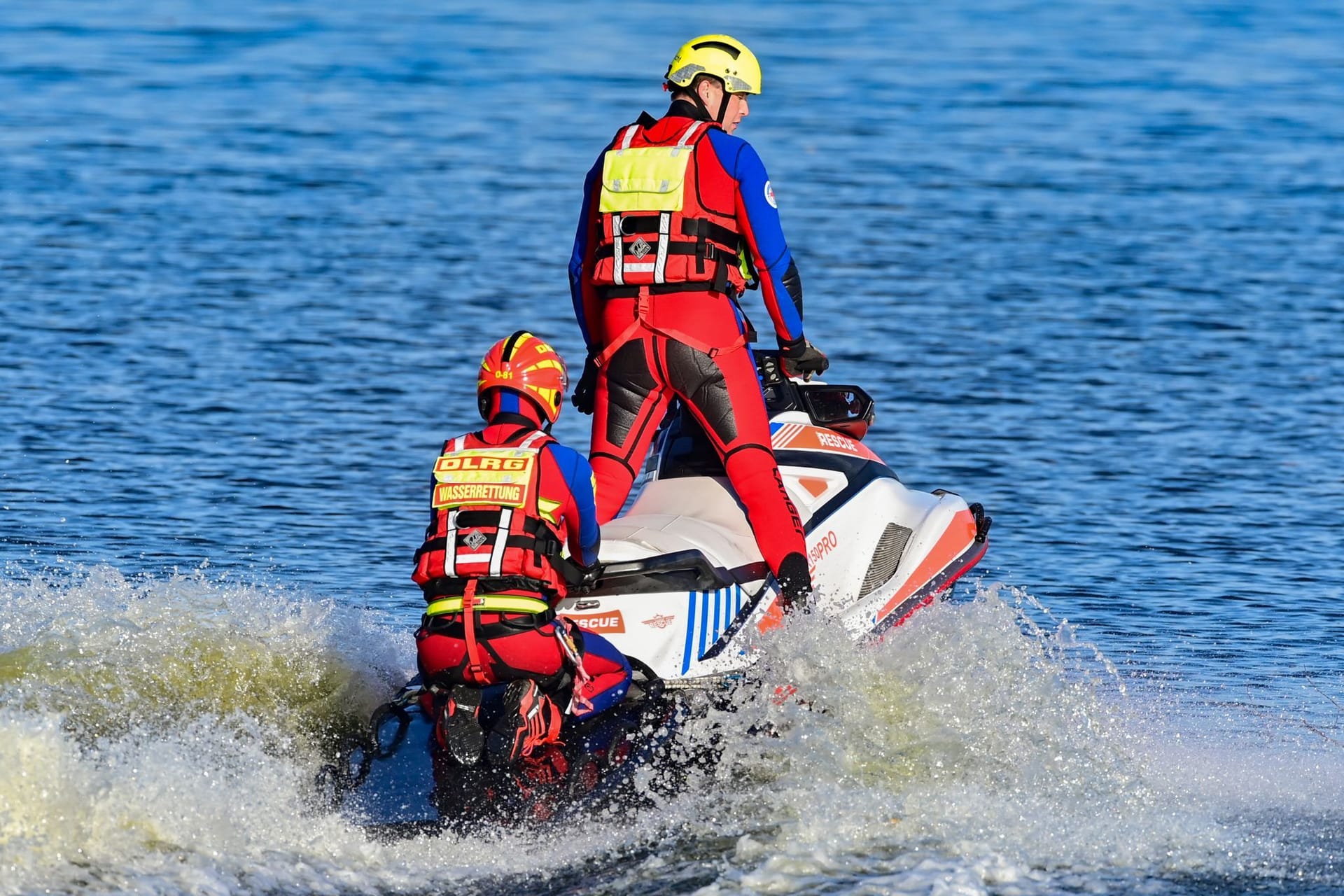 Zwei Einsatzkräfte sind mit einem Jet-Ski bei einer Wasserrettungsübung zu sehen (Symbolbild): In Berlin sind 2023 mehr Menschen ertrunken als im Jahr zuvor.