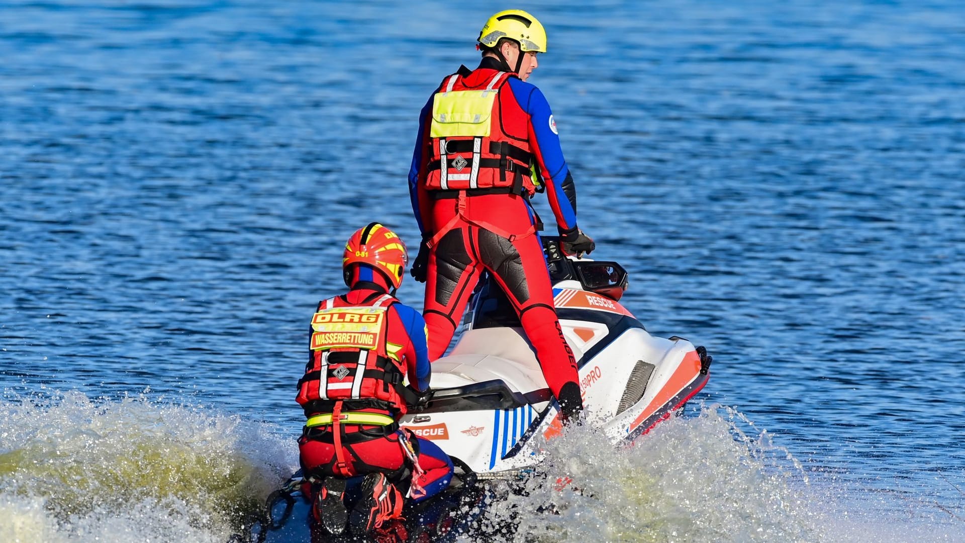 Zwei Einsatzkräfte sind mit einem Jet-Ski bei einer Wasserrettungsübung zu sehen (Symbolbild): In Berlin sind 2023 mehr Menschen ertrunken als im Jahr zuvor.