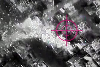 Heftige Explosion: Die Aufnahmen einer Drohne zeigen den Luftangriff auf ein Waffenlager der Hamas.