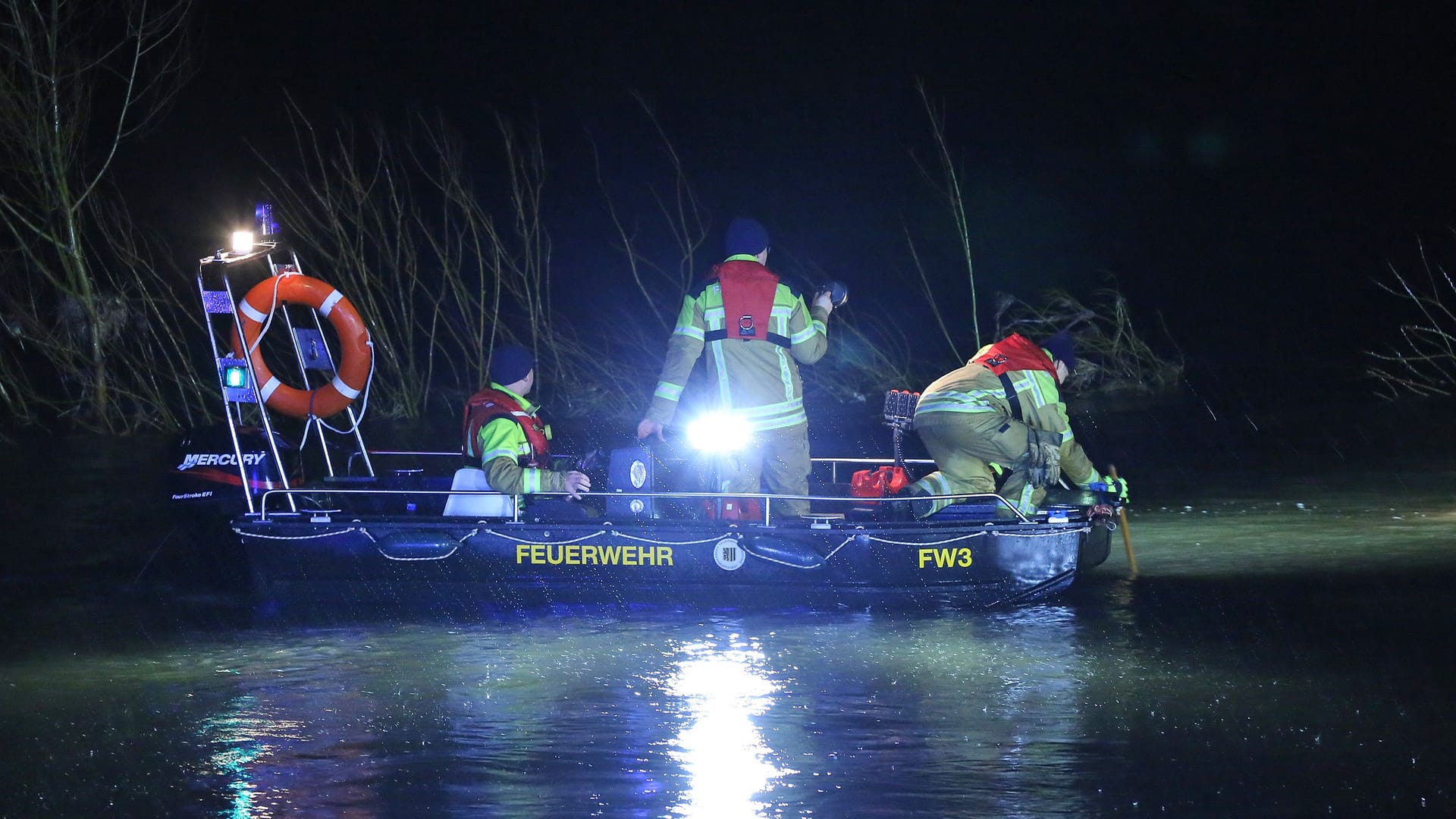 VU PKW soll in die Elbe gerollt und untergegangen sein - Feuerwe