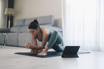 Yoga-Zubehör für das Training zu Hause: Entdecken Sie das passende Equipment, das sowohl Anfänger als auch Fortgeschrittene unterstützt und ein effektives Yoga-Training ermöglicht.