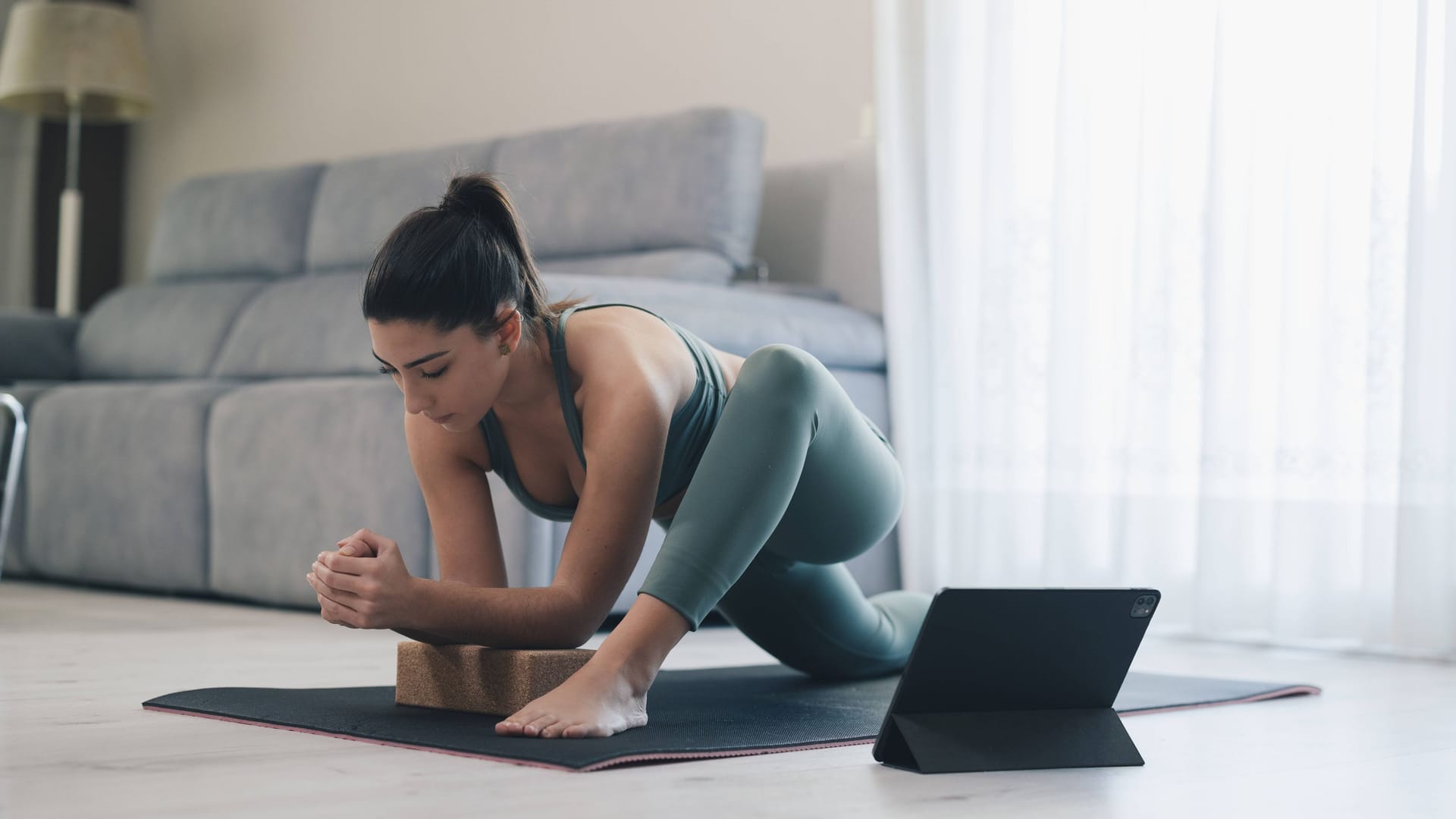 Yoga-Zubehör für das Training zu Hause: Entdecken Sie das passende Equipment, das sowohl Anfänger als auch Fortgeschrittene unterstützt und ein effektives Yoga-Training ermöglicht.