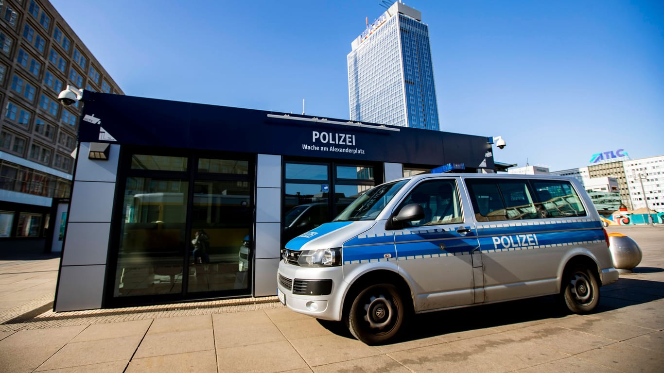 Polizeiwache an einem leeren Alexanderplatz in Berlin