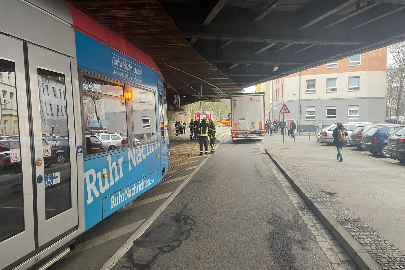 Ein Lastwagen hat eine Straßenbahnoberleitung beschädigt. Dadurch kommt es in Nähe des Borsigplatzes zu Verkehrsbehinderungen und dem Ausfall der Linie U44.